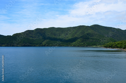 箱根海賊船から見える夏の芦ノ湖と青い空 © rojiura