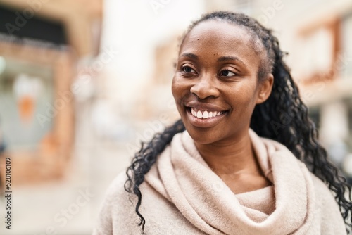 Print op canvas African american woman smiling confident standing at street