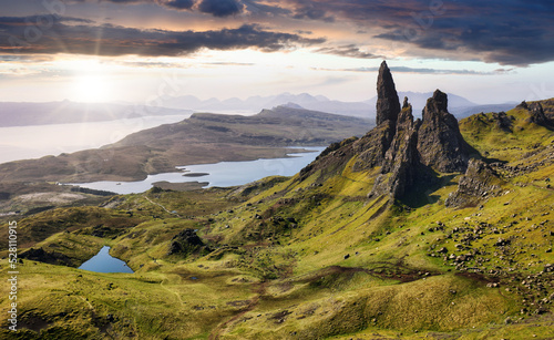 Fotografia, Obraz Mountain panorama with sun in Scotland, Isle of Skye - Old man of storr
