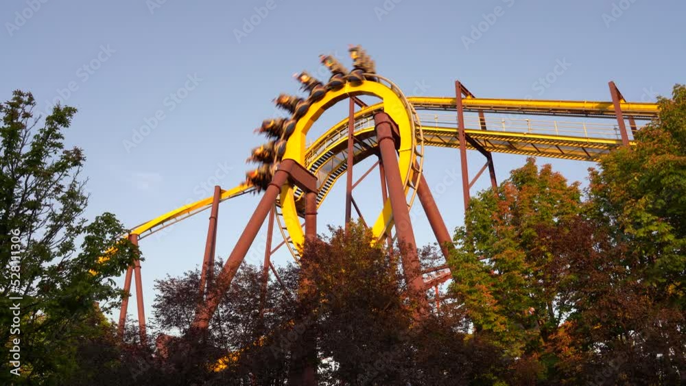 Detalle de una montaña Rusa en un Parque Temático. Madrid, España, agosto de 2022.