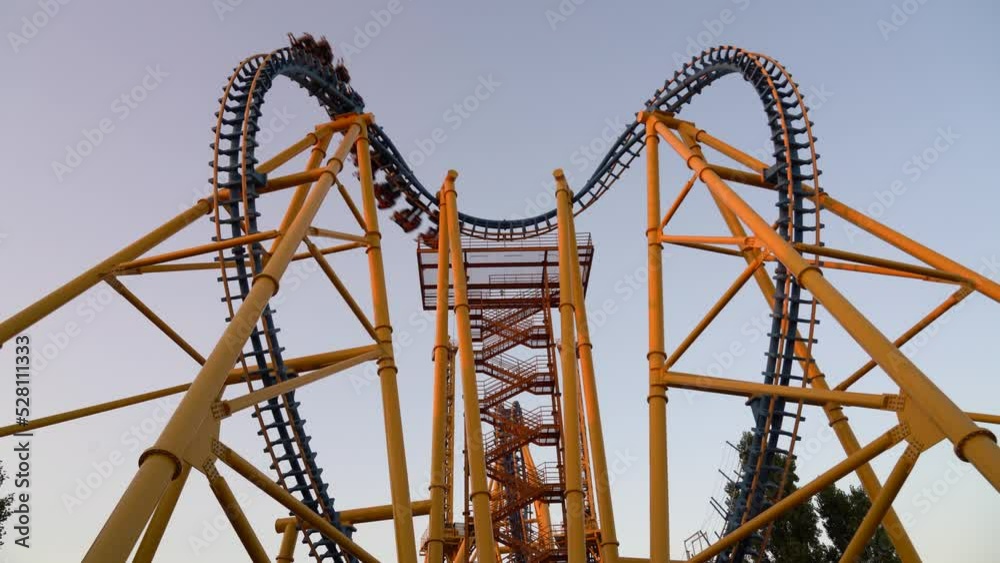 Detalle de una montaña rusa de un parque de atracciones.