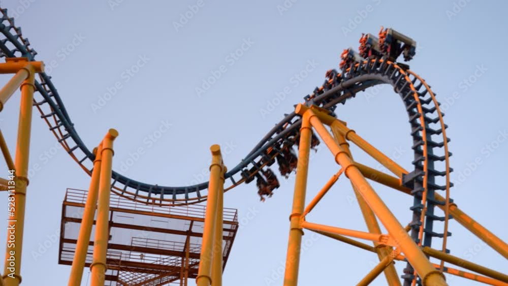 Detalle de una montaña rusa de un parque de atracciones.