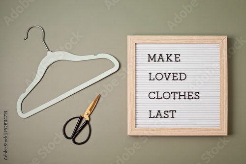 Tableau sur toile Hanger with letter board and text made loves clothes last