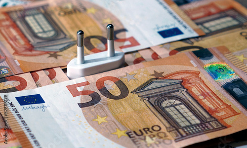 Stromkosten Banknoten mit Netzstecker