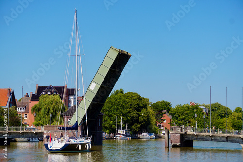 geöffnete Klappbrücke in Leer