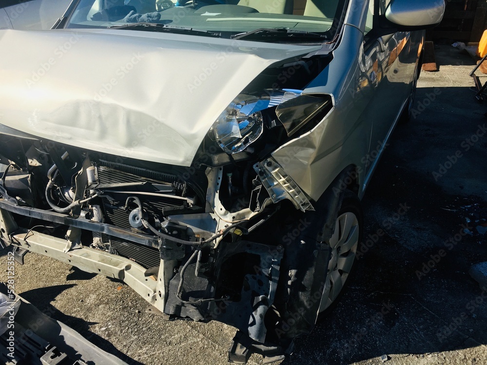 交通事故　事故車両　レッカーで運ぶ