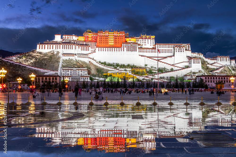Naklejka premium Potala Palace of Lhasa city Xizang Autonomous Region, China.