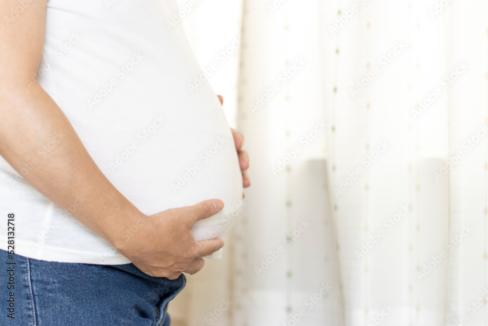 子宮筋腫でお腹が大きい、妊娠22週目の女性（日本人、30代）