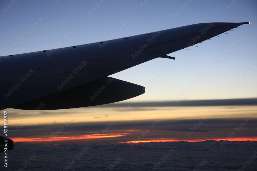 雲海に沈む夕陽に染まる飛行機 雲海に沈む夕陽に染まる飛行機