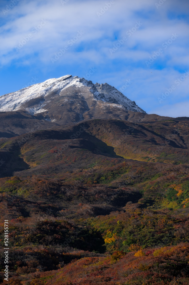 Fototapeta premium 初冠雪の鳥海山