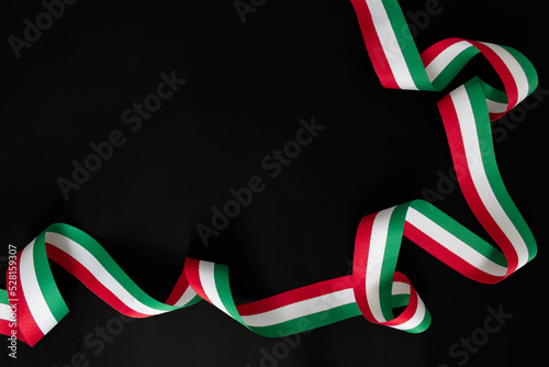 Listón con los colores de la bandera de México sobre fondo negro, para el día de la Independencia.
