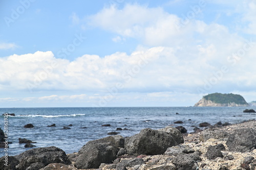 There are rocks and after that we can see the sea and island © aheadjun