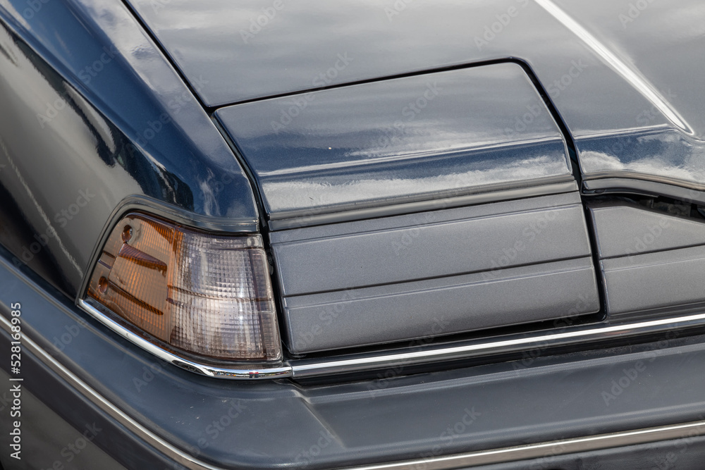 Fototapeta premium 古い自動車のヘッドライト Headlight of the old car