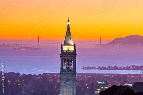 Suther Tower in UC Berkeley with Golden Gate Bridge as Background, California Fototapet