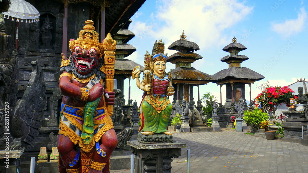 herrlich geschmückter hinduistischer Tempel Pura Ulum Danu Batur auf dem Kraterrand n Kintamani in Bali
