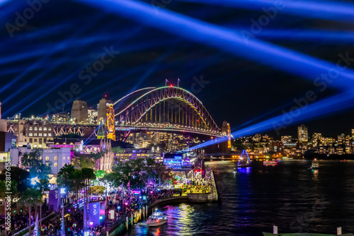 冬のシドニーのイベント・ビビッドシドニーで見た、ライトアップされるハーバーブリッジと周辺の夜景