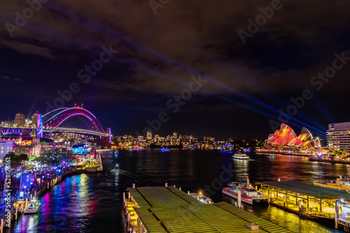 冬のシドニーのイベント・ビビッドシドニーで見た、ハーバーブリッジやオペラハウス周辺の夜景とプロジェクションマッピング
