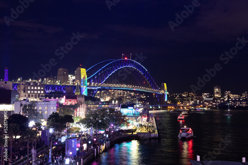 冬のシドニーのイベント・ビビッドシドニーで見た、ライトアップされるハーバーブリッジと周辺の夜景 © 和紀 神谷