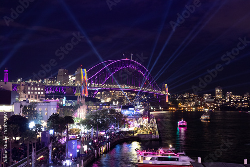 冬のシドニーのイベント・ビビッドシドニーで見た、ライトアップされるハーバーブリッジと周辺の夜景 © 和紀 神谷
