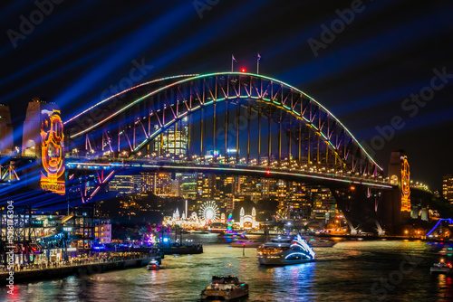 冬のシドニーのイベント・ビビッドシドニーで見た、青や黄色にライトアップされるハーバーブリッジと周辺の夜景 © 和紀 神谷