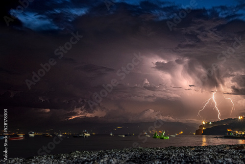 Grande fulmine illumina paesaggio marino tra Calabria e Sicilia