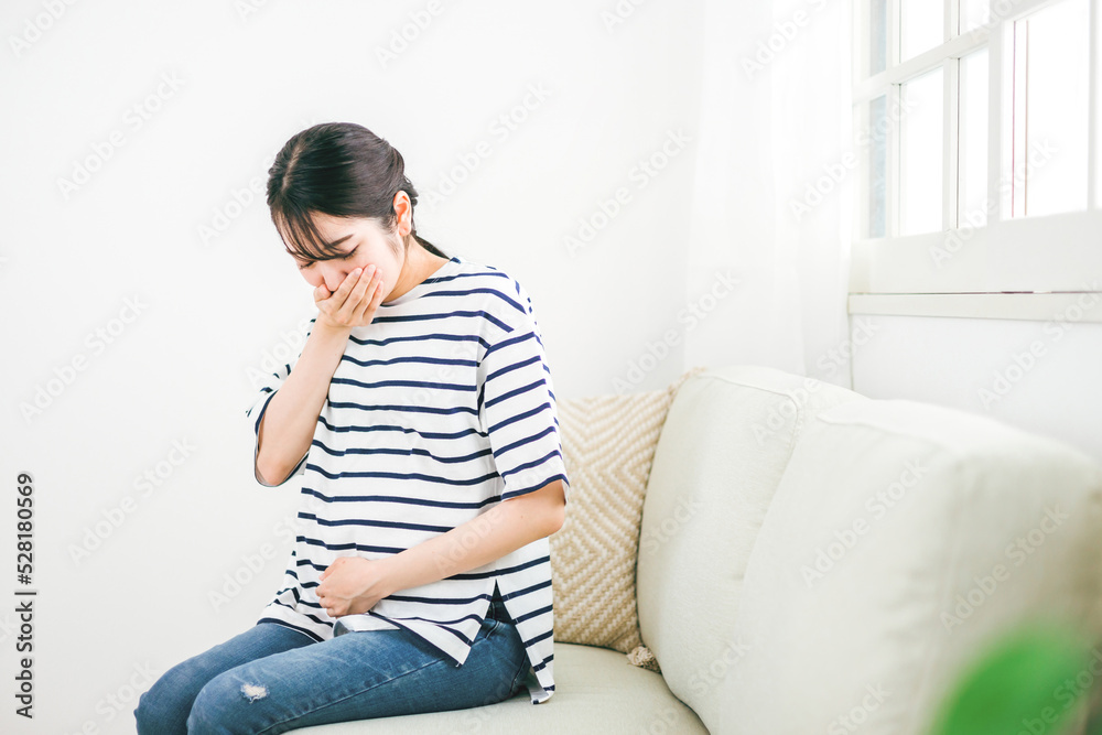妊娠中に体調不良になる女性（吐き気）

