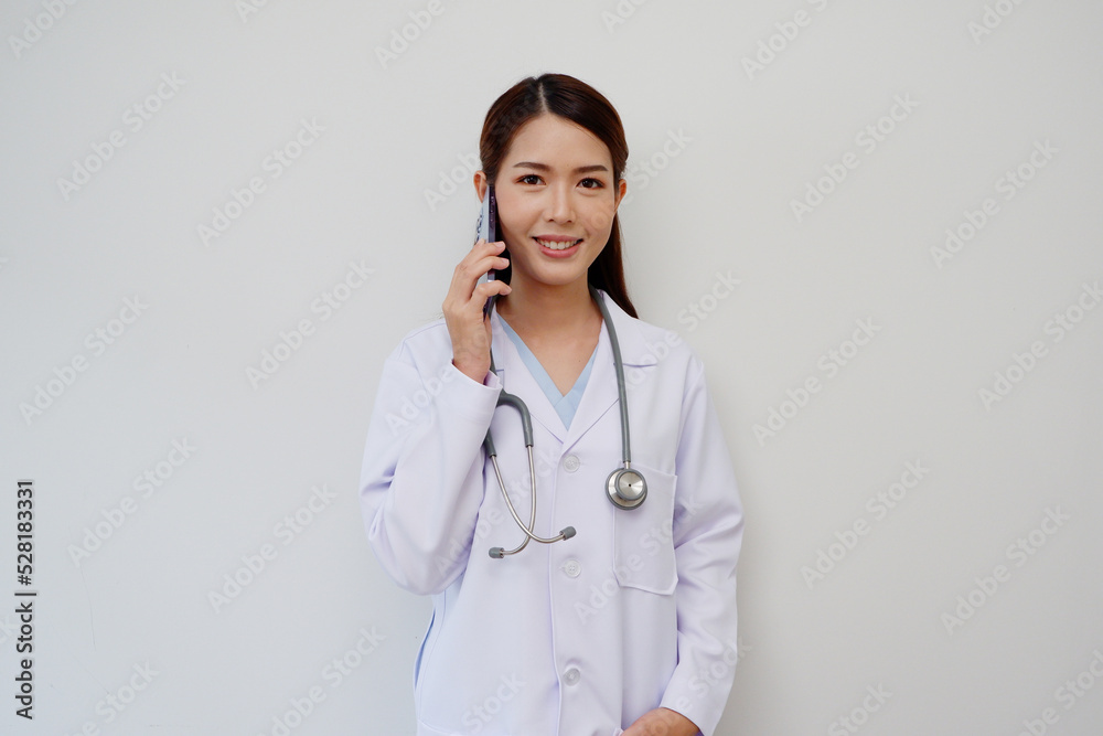 Asian female doctor talking to patient on phone Ask about the general symptoms of the patient. Doctor giving advice by phone. Asian female doctor talking to patient on phone Ask about the general symptoms of the patient. Doctor giving advice by phone.