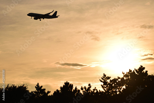夕日と飛行機 © LEPANNEAU