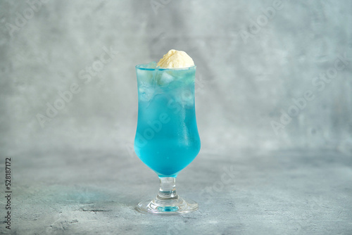 アイスが乗った青いクリームソーダ