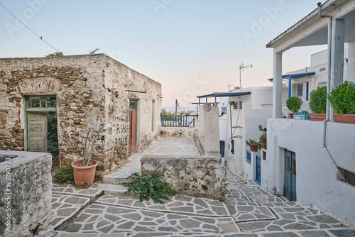 Piazza vista mare di un paesino greco.