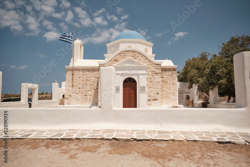 Vista frontale di chiesa greca in Paros.