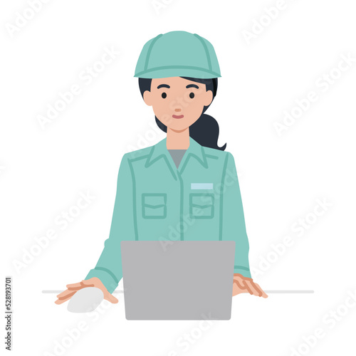 デスクで座ってPCを使っている作業員の女性