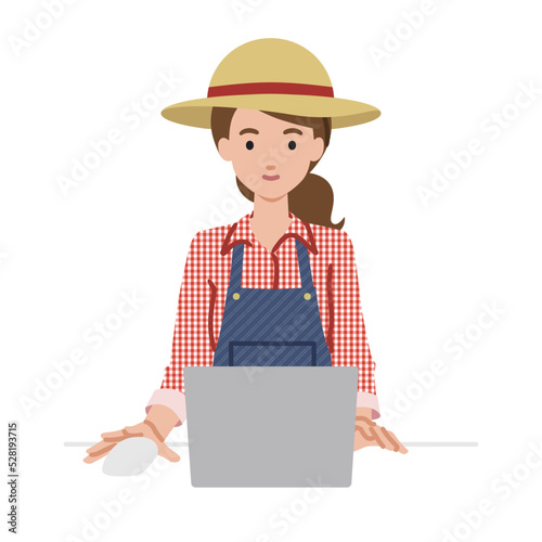 デスクで座ってPCを使っている農家の女性