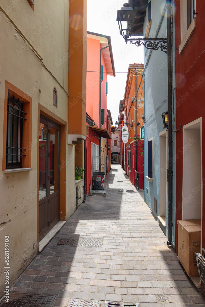 Fototapeta premium schmale Gasse in der Innenstadt von Caorle, Italien