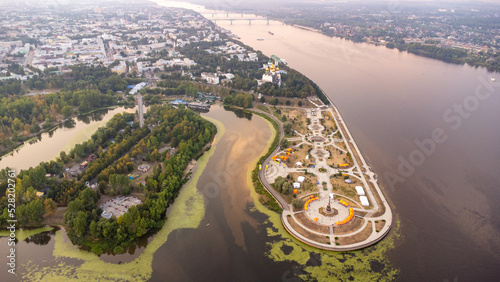 Photo Drone aerial view of the historical center of Yaroslavl, Russia, with the Cathedral of the Assumption and the boulevard at sunset