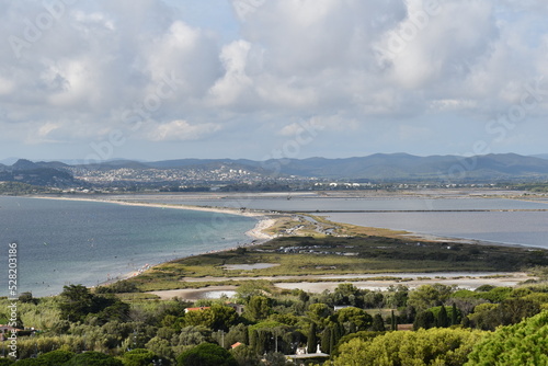 Vue de Giens sur la route du sel s  parant l   tang des pesquiers et la plage de l almanarre