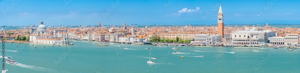 Panorama du grand canal de Venise, place Saint Marc, Palais des Doges et Basilique Santa Maria Della Salute.