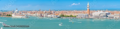 Panorama du grand canal de Venise, place Saint Marc, Palais des Doges et Basilique Santa Maria Della Salute.