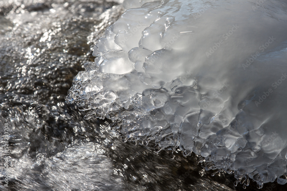 Eisformen durch Spritzwasser