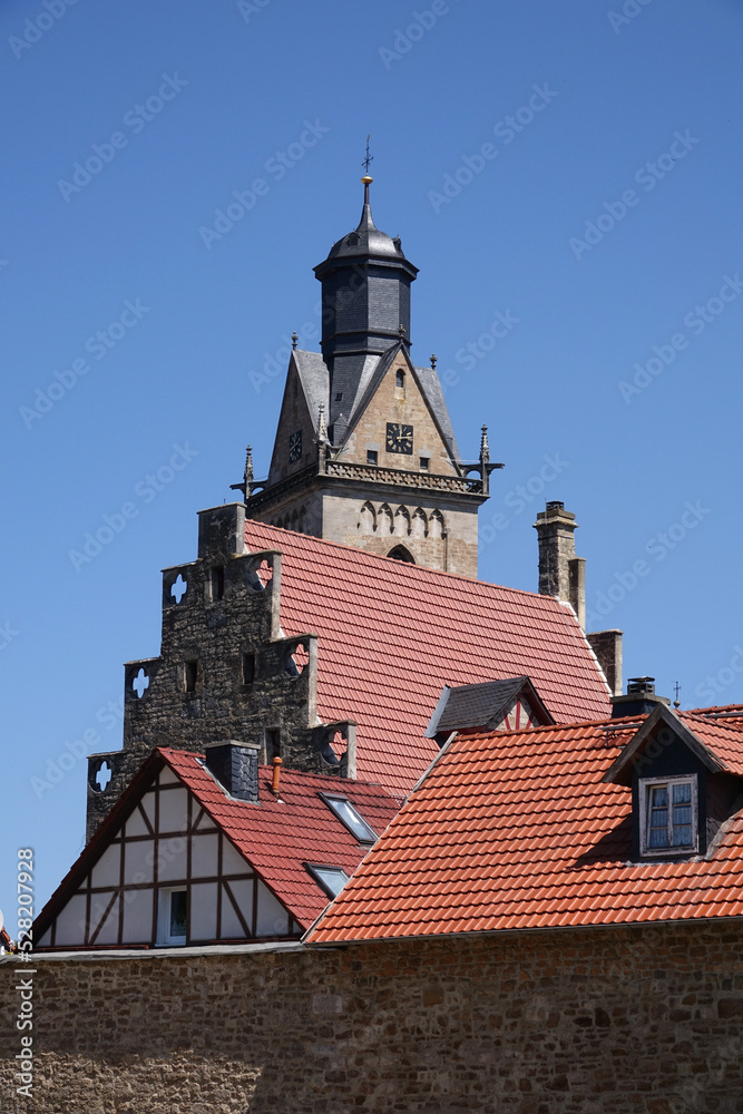 Fototapeta premium Fachwerkhäuser und Kilianskirche in Korbach