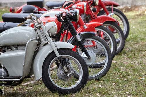 Vecchie moto d'epoca in esposizione