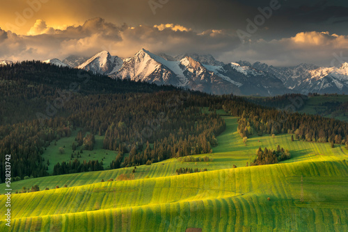 View of the Belianske Tatras from Grandeus. Spisz, Pieniny, spring, Poland. Widok na Tatry Bielskie z Grandeusa. Spisz, góry, Pieniny, wiosna, Polska, wschód słońca. Góry w śniegu
