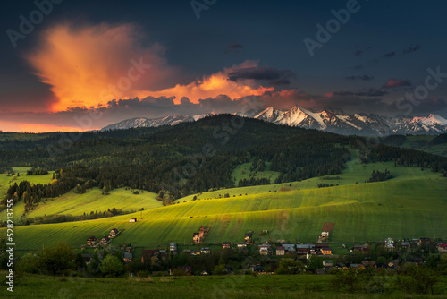 View of the Belianske Tatras from Grandeus. Spisz, Pieniny, spring, Poland. Widok na Tatry Bielskie z Grandeusa. Spisz, góry, Pieniny, wiosna, Polska, wschód słońca. Góry w śniegu
