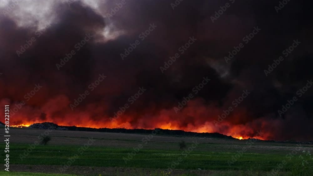Incendio incontrolado en un campo.