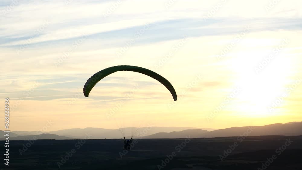 Persona realizando parapente al atardecer. Persona realizando parapente al atardecer.