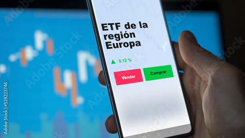 Un investisseur analyse un ETF Europe. Un teléfono muestra los precios del ETF para invertir. Texte en français.