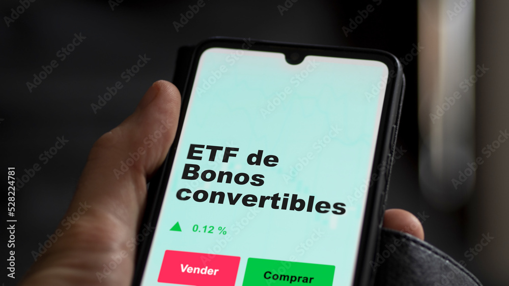 Un inversor está analizando el bonos convertibles etf fondo en pantalla. Un teléfono muestra los precios del ETF para invertir. Un inversor está analizando el bonos convertibles etf fondo en pantalla. Un teléfono muestra los precios del ETF para invertir.
