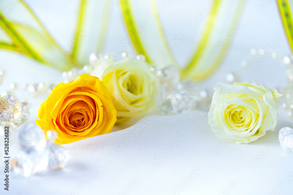 オレンジ色のバラと真珠とキラキラと黄色のリボンのデザイン（白バック）