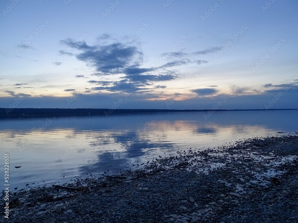 Fototapeta premium Romantische Abendstimmung am Ufer eines Sees