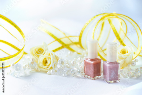 マニキュアとクリーム色のバラと真珠とリボンのデザイン（白バック）
